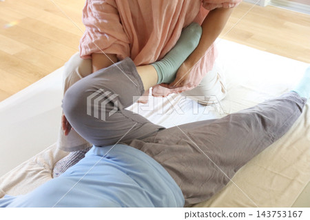 Women who massage Women who massage 143753167