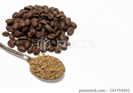 咖啡豆和冷凍乾燥咖啡 咖啡豆和冷凍乾燥咖啡 143754041