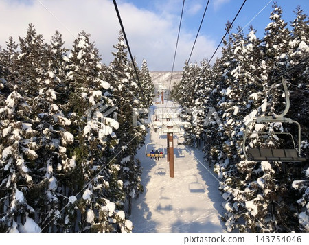 白雪皚皚的森林和風景優美的滑雪纜車 白雪皚皚的森林和風景優美的滑雪纜車 143754046