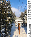 白雪皚皚的森林和風景優美的滑雪纜車 143754047