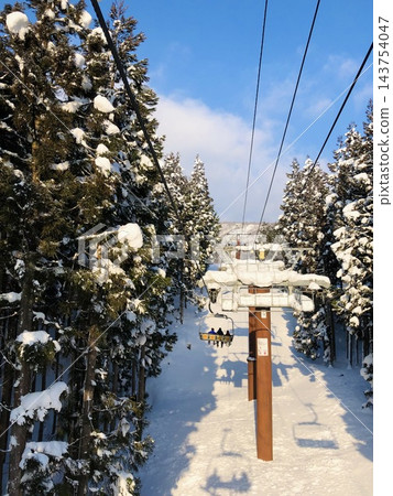 白雪皚皚的森林和風景優美的滑雪纜車 白雪皚皚的森林和風景優美的滑雪纜車 143754047