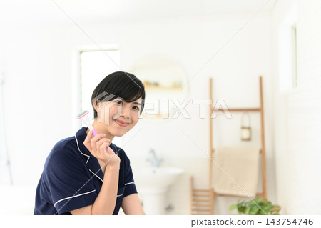 日本女子在浴室裡拿著刮鬍刀 143754746