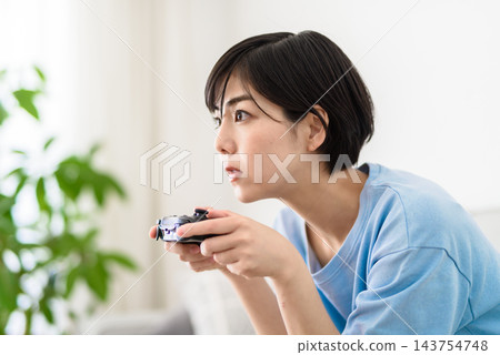 年輕女性在家玩電子遊戲 143754748