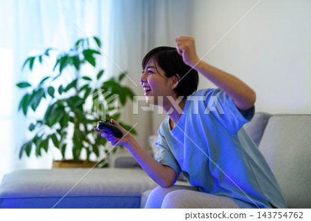 一位年輕女子在贏得比賽後很高興。 143754762