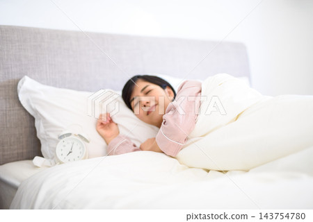 睡在床上的女人 143754780