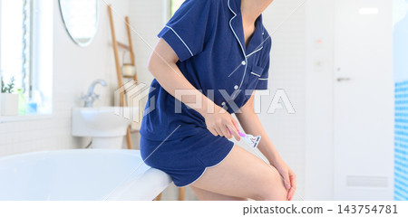 一位日本女子在浴室裡照顧腿部。 143754781
