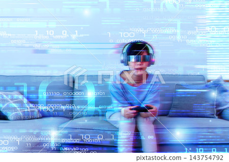 一位女士戴著VR眼鏡玩遊戲。 143754792