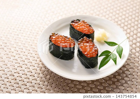 鮭魚籽軍艦卷(左側空) 鮭魚籽軍艦卷(左側空) 143754854
