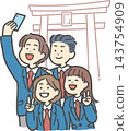 四名國中學生在鳥居前自拍。 143754909