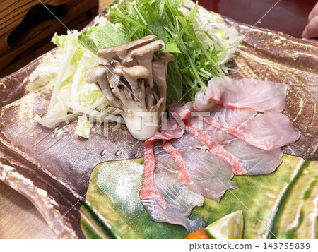 鮮金鯛魚涮涮鍋配蔬菜拼盤 143755839