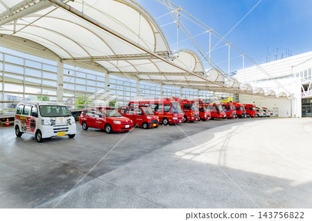 消防車停在消防站 消防車停在消防站 143756822