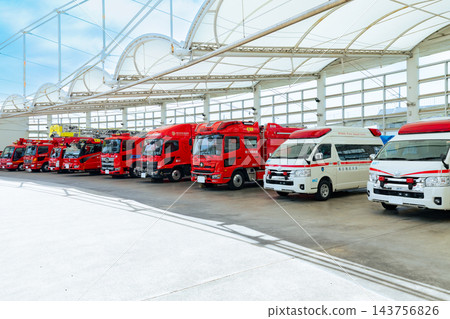消防局停著消防車和救護車。 消防局停著消防車和救護車。 143756826