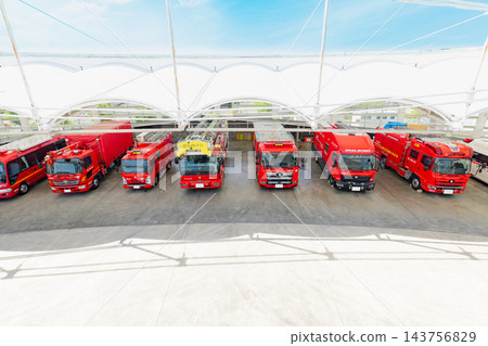 消防車停在消防站 消防車停在消防站 143756829