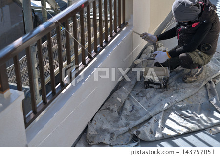獨立式住宅的翻新工程:油漆工正在工作的場景。 獨立式住宅的翻新工程:油漆工正在工作的場景。 143757051