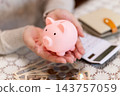 Middle-aged and senior women with pink piggy banks 143757059