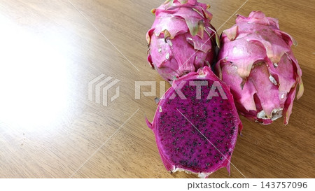 新鮮美味的火龍果 新鮮美味的火龍果 143757096