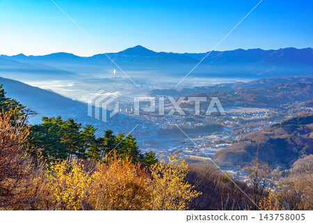 這張令人嘆為觀止的新年景色照片拍攝於冬季的寶度山，展現了秩父市的城鎮風光和武高山脈籠罩在晨霧之中，盛開的冬梅在初升的陽光下熠熠生輝。 143758005