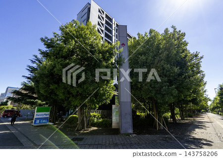 早稻田大學中野分校:背景中的豎立標誌和建築物,東京都中野區中野四丁目 早稻田大學中野分校:背景中的豎立標誌和建築物,東京都中野區中野四丁目 143758206