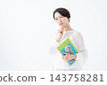 一名正在攻讀資格證書的女子——冒著風險 143758281