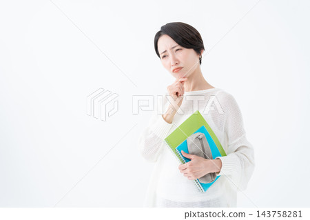 一名正在攻讀資格證書的女子——冒著風險 143758281