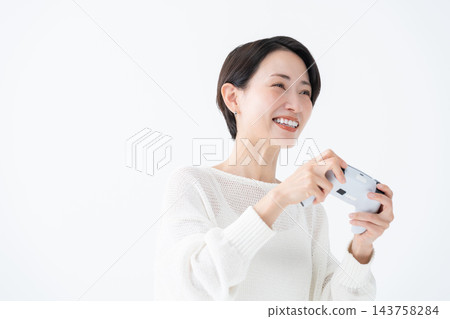女人在玩遊戲 143758284