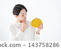 一位沉思的女士拿著零錢包 143758286