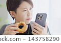 中年婦女壓力過大而吃甜食 143758290