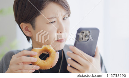 中年婦女壓力過大而吃甜食 143758290