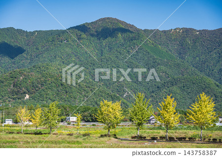 從滋賀縣大津市厚生地區平村的鄉村地區眺望平山 143758387