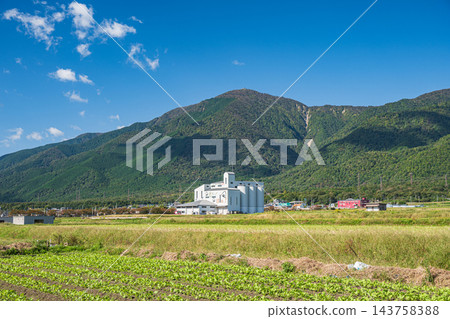 從滋賀縣大津市厚生地區平村的鄉村地區眺望平山 從滋賀縣大津市厚生地區平村的鄉村地區眺望平山 143758388