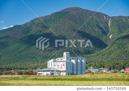 從滋賀縣大津市厚生地區平村的鄉村地區眺望平山 從滋賀縣大津市厚生地區平村的鄉村地區眺望平山 143758389