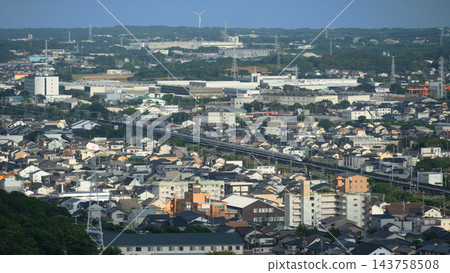 從豐橋市岩屋綠地觀景台上看到的東海道新幹線 從豐橋市岩屋綠地觀景台上看到的東海道新幹線 143758508