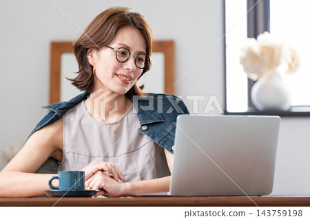 婦女在家與計算機一起使用的圖像 婦女在家與計算機一起使用的圖像 143759198