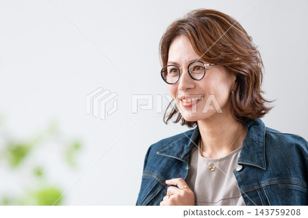 戴著眼鏡的笑臉的女人 戴著眼鏡的笑臉的女人 143759208