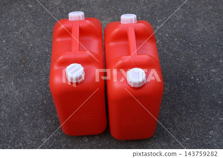 煤油紅色塑膠容器 143759282