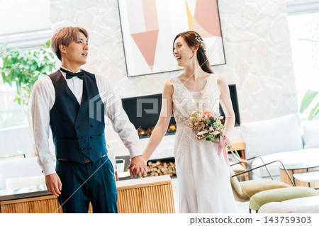 新郎新娘手牽手進入婚宴現場。 143759303