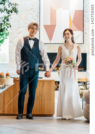 新郎新娘手牽手進入婚宴現場。 143759305