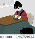 除夕夜，一位身穿和服的女子在暖桌下吃蕎麥麵，一隻貓正在睡覺。 143759638