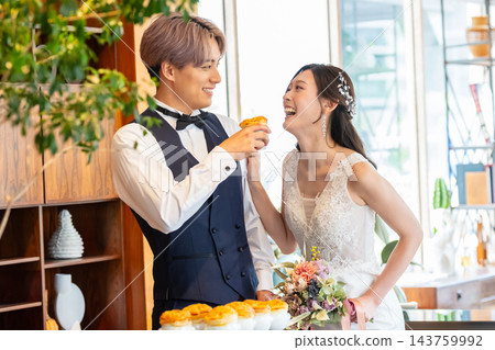 新郎新娘在婚宴自助餐上分享他們的第一口食物。 143759992