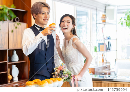 新郎新娘在婚禮宴席上對著食物微笑。 143759994
