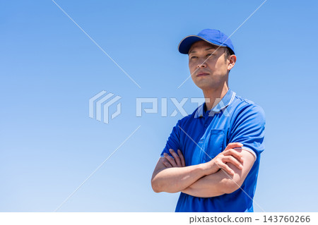藍天白雲，一位面帶微笑的男卡車司機 143760266