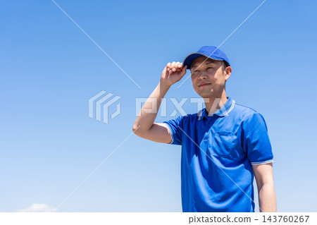藍天白雲，一位面帶微笑的男卡車司機 143760267