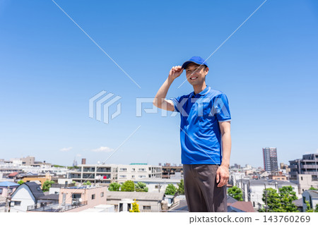 藍天白雲，一位面帶微笑的男卡車司機 143760269