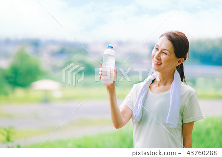 保濕的高級女性 保濕的高級女性 143760288