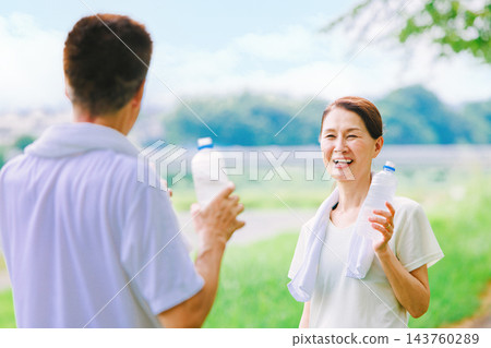 水合的年長夫婦 水合的年長夫婦 143760289
