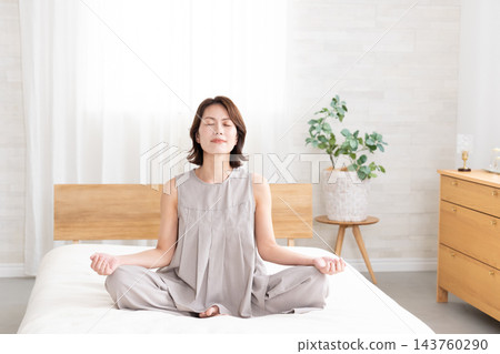 中年婦女在床上伸展身體 中年婦女在床上伸展身體 143760290