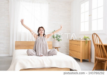 中年婦女在床上伸展身體 143760292