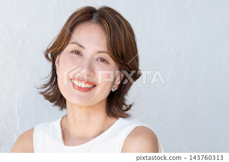 中年婦女美麗形象 中年婦女美麗形象 143760313