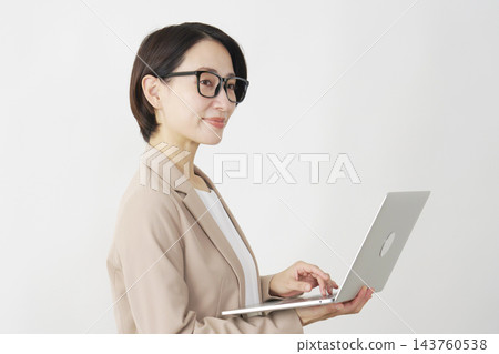 一位中年女商人正在使用電腦；肖像照，白色背景。 143760538