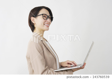 一位中年女商人正在使用電腦；肖像照，白色背景。 143760539